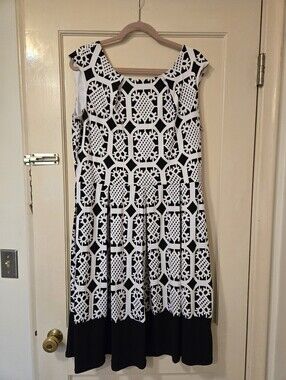 Tiana B Black & White Patterned Sleeveless Women’s Dress